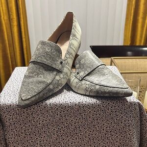 27 EDIT Pointed Snake-Print Loafers in Black and White